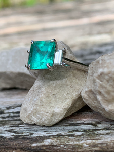 Stunning Emerald and Baguette Diamond Trilogy ring in 18ct White Gold