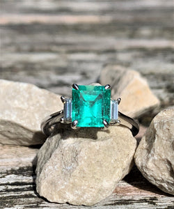 Stunning Emerald and Baguette Diamond Trilogy ring in 18ct White Gold