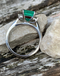 Stunning Emerald and Baguette Diamond Trilogy ring in 18ct White Gold